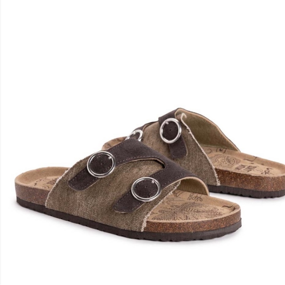 New in the box w/ tags Womens/Men Muk Luks size 11